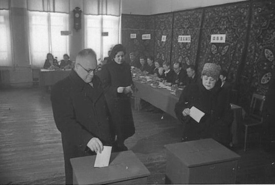 На избирательном участке № 67 Фрунзенского района в день выборов, 14 марта 1954 года