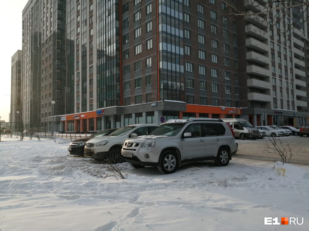 Машины припаркованы параллельно