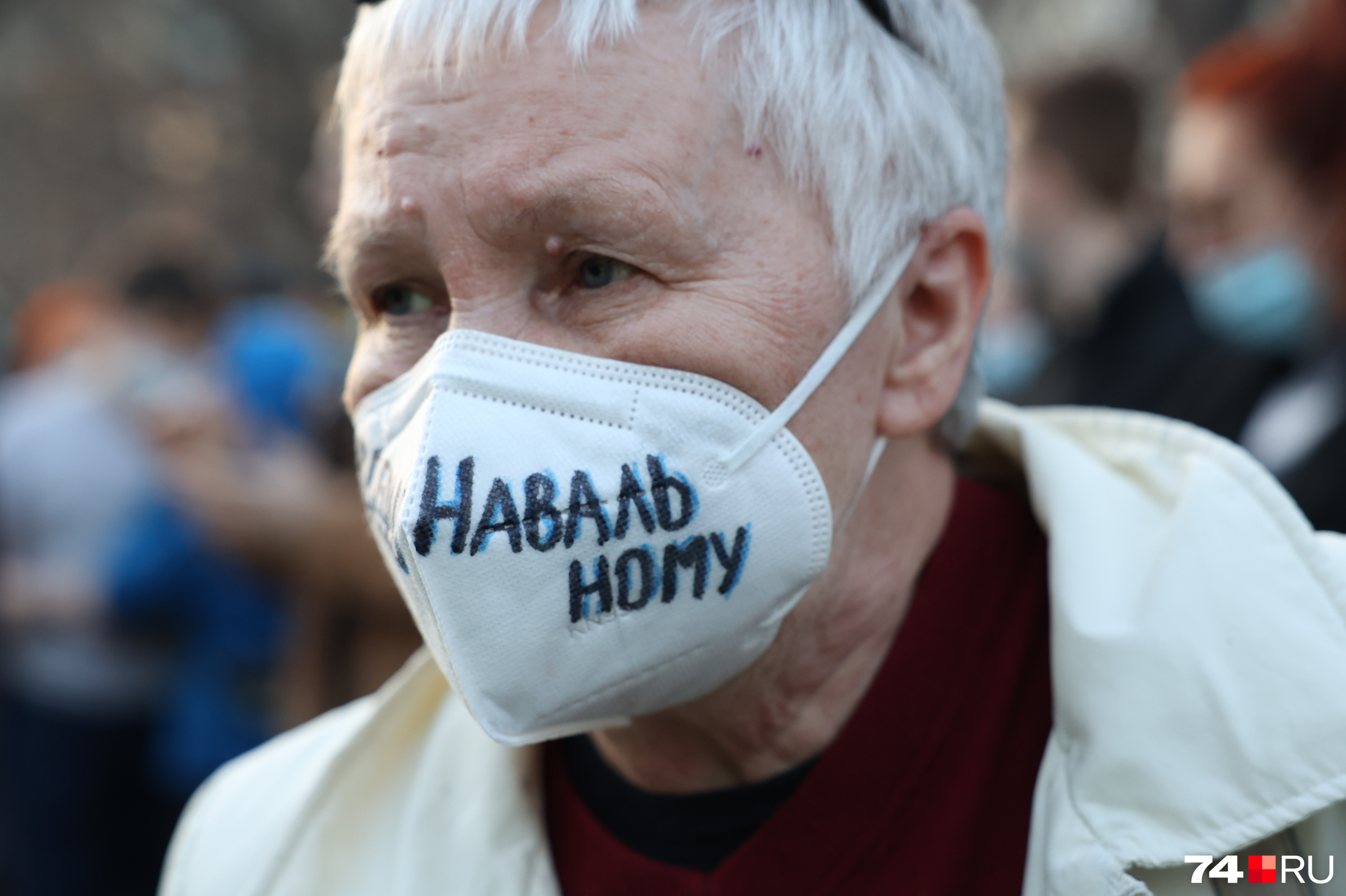 От площади Ярославского активисты двинулись дальше...