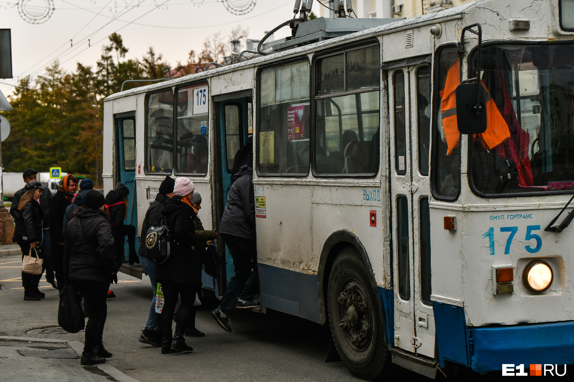 На Химмаш кроме автобусов ездят и троллейбусы. Жаль, что они так же стоят в мертвых пробках, как и остальной транспорт