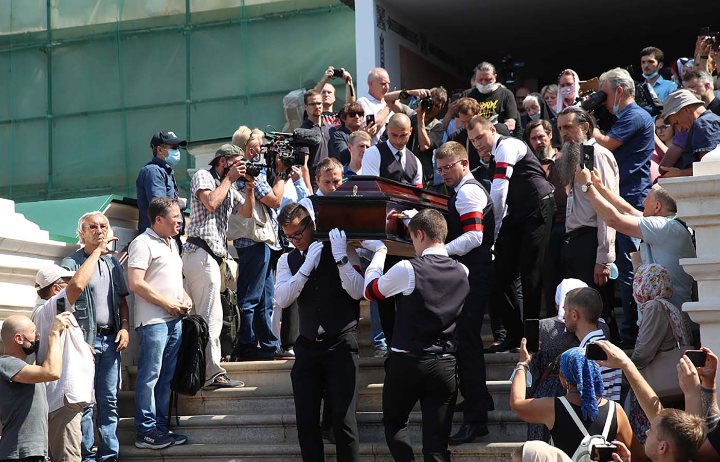 Во время церемонии прощания с актером и музыкантом Петром Мамоновым на территории Донского монастыря.