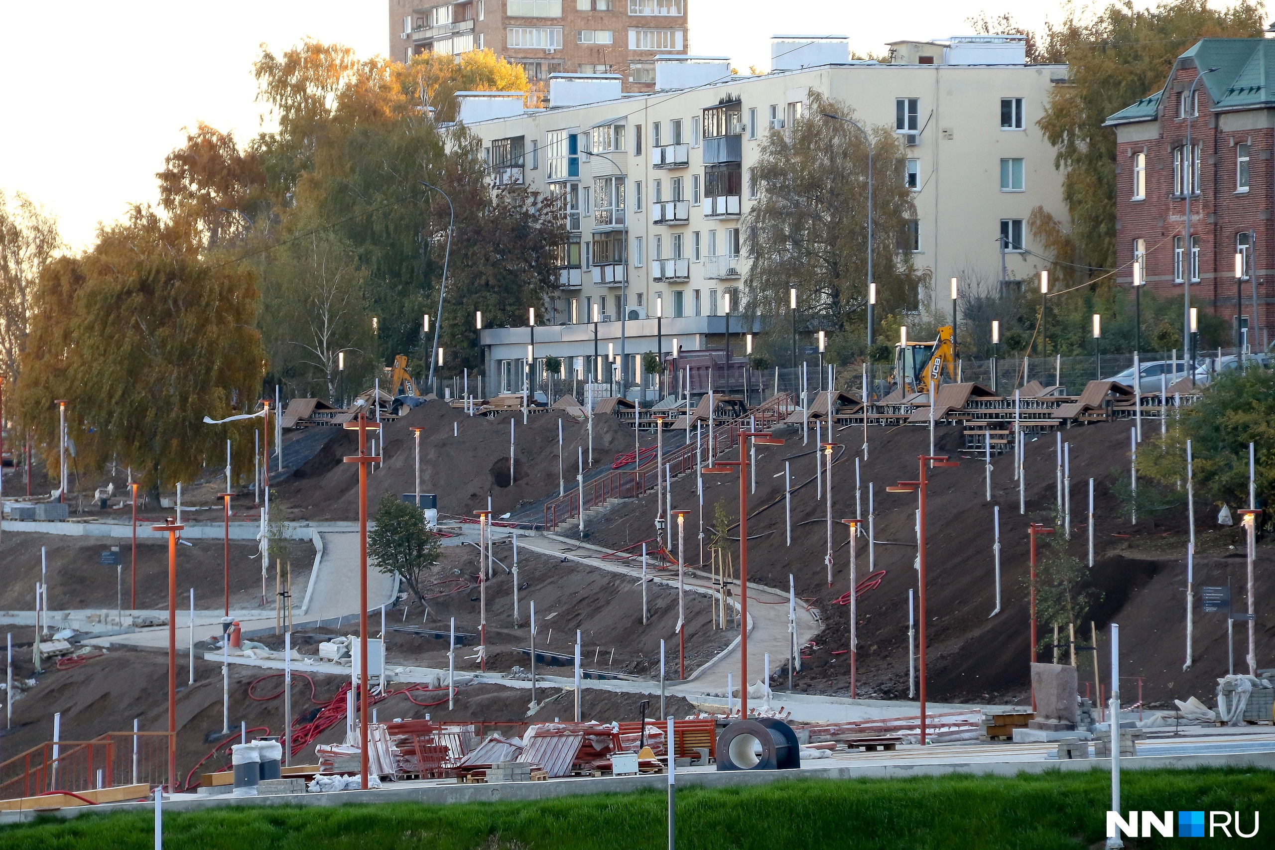 Продолжается благоустройство и набережной Федоровского. На склоне установили декоративную световую инсталляцию из 300 светильников Продолжается благоустройство и набережной Федоровского. На склоне установили декоративную световую инсталляцию из 300 светильников