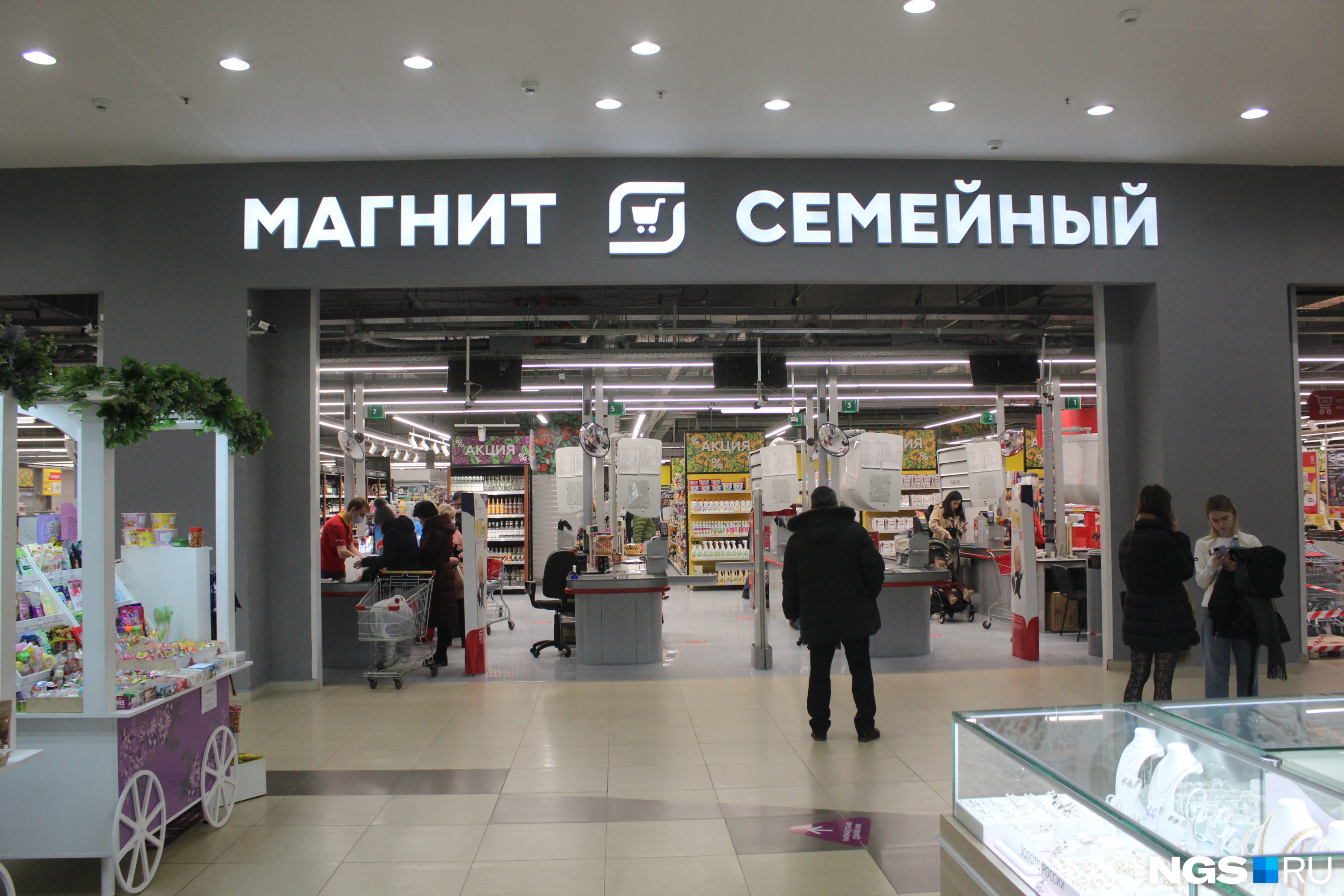 Сколько магазинов в новосибирске. Магнит в галерее. Входы в ТЦ галерея Новосиб. ТЦ галерея расположение магнитов. Сколько галерей в Новосибирске.