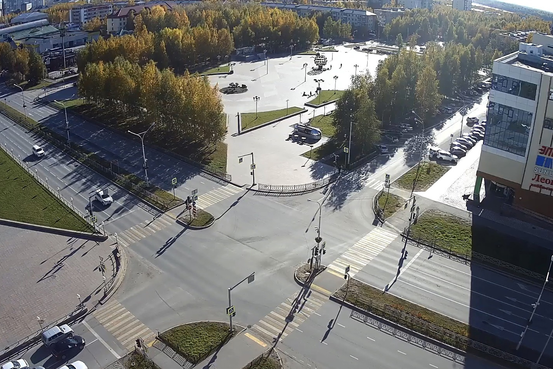 Веб камера нижневартовск. Перекресток Нижневартовск. Перекресток Когалым. Перекрёсток в Белоярский ХМАО. Дворец искусств Нижневартовск камера на перекрестке.