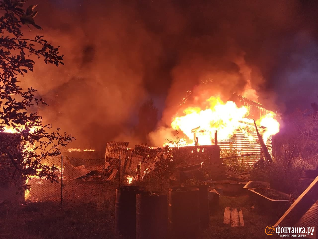 Пожар в соседнем. Пожар в Ломоносовском районе. Ночной пожар в Ломоносовском районе.