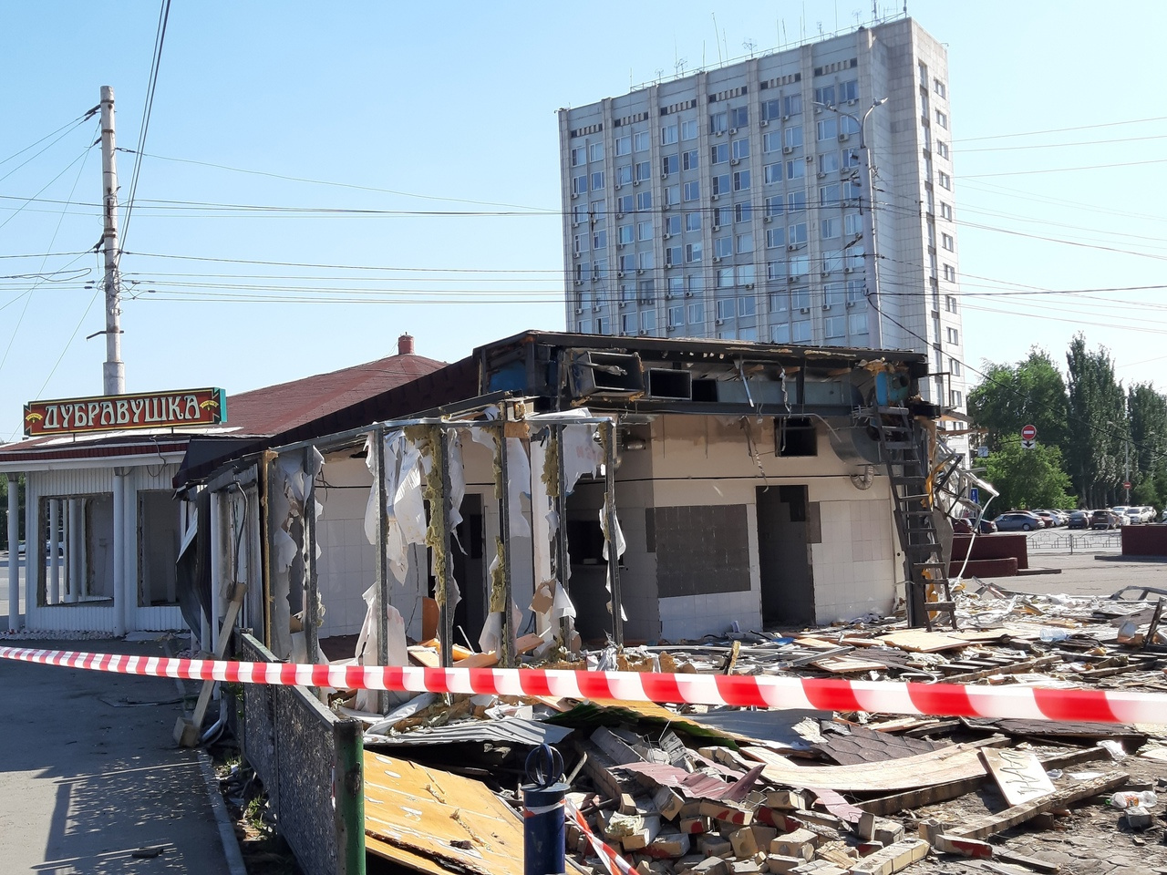 Здание обеденного зала и строительный мусор от подсобных помещений остались в неизменном положении Здание обеденного зала и строительный мусор от подсобных помещений остались в неизменном положении