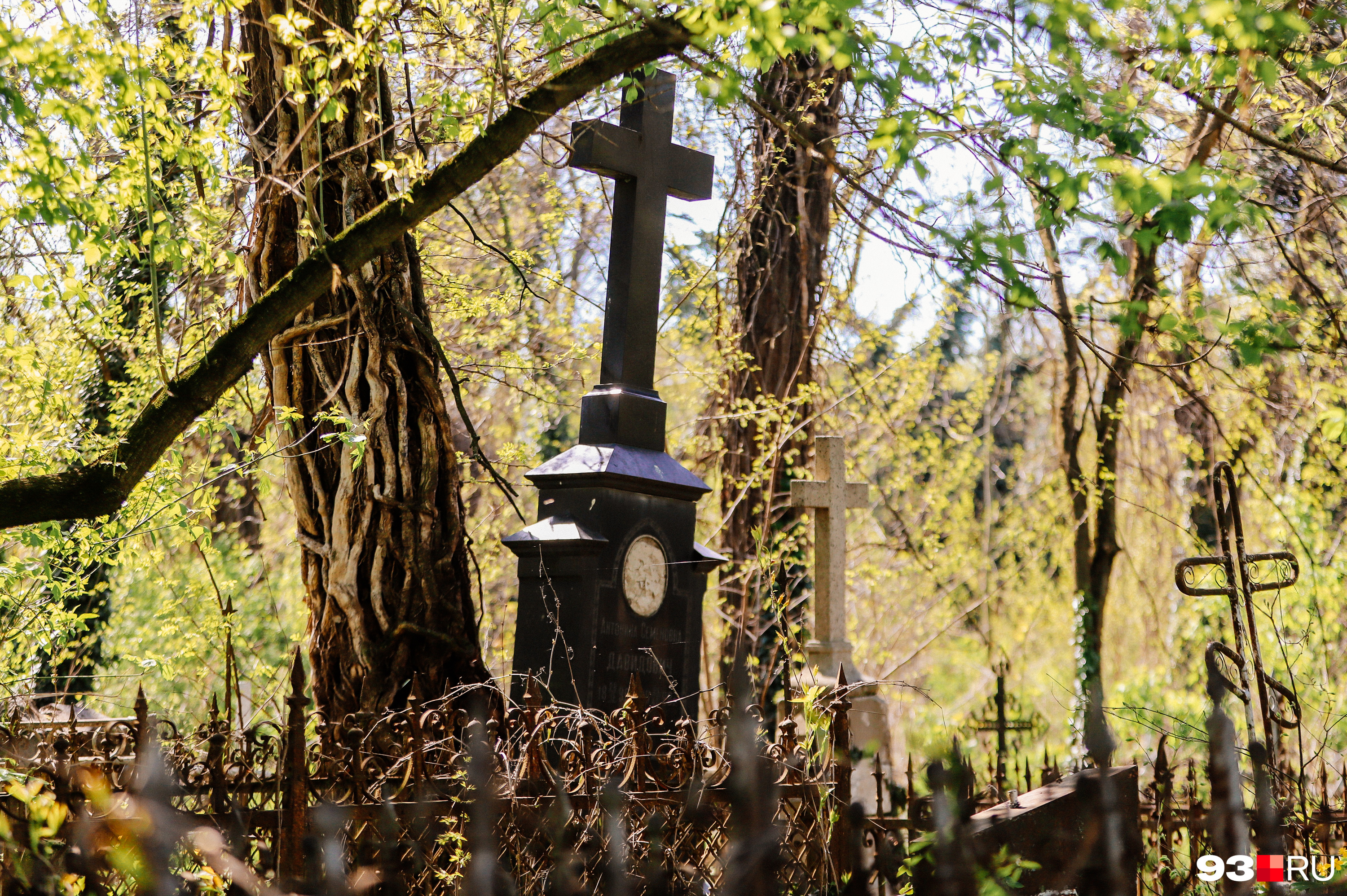 Памятники XIX века соседствуют со скромными послевоенными надгробиями