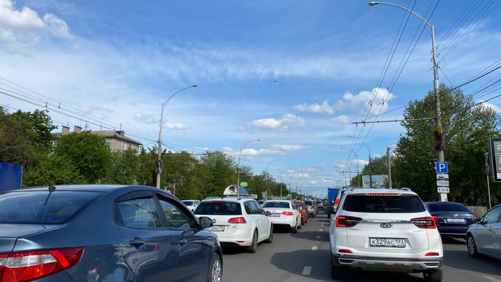 На въезде в Краснодар перед Тургеневским мостом образовалась 3-километровая пробка