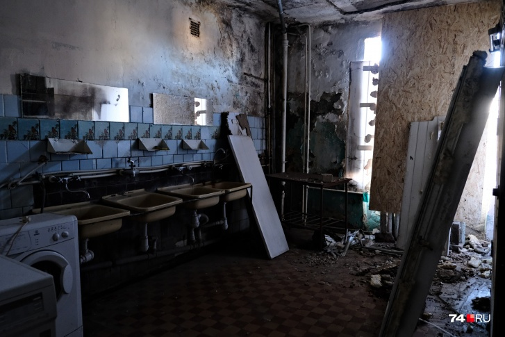 Без части стены на <nobr class="_">Худякова, 13</nobr> осталась общая комната на втором этаже. Там стоят стиральные машинки и несколько раковин с кранами