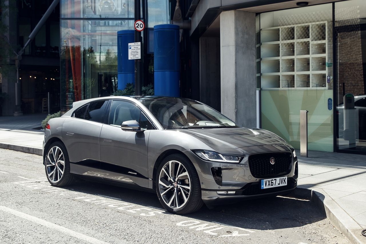 Jaguar i-Pace по меркам электромобилей пользуется неплохим спросом: в 2020 году продано 72 машины. Неплохо, если учесть, что его цена превышает 6 миллионов рублей