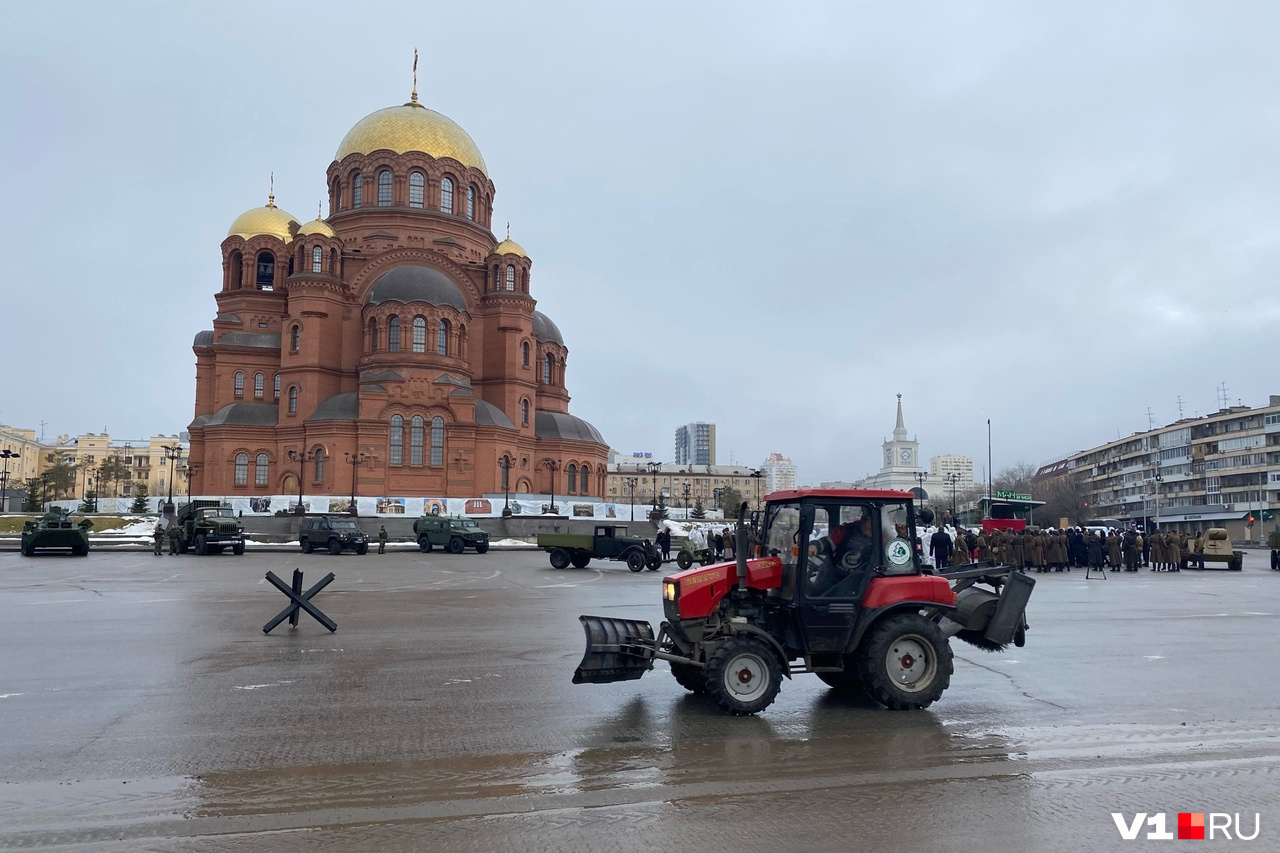 Не пускают ни машины, ни людей: в центре Волгограда проходит митинг  победителей - 2 февраля 2021 - V1.ру