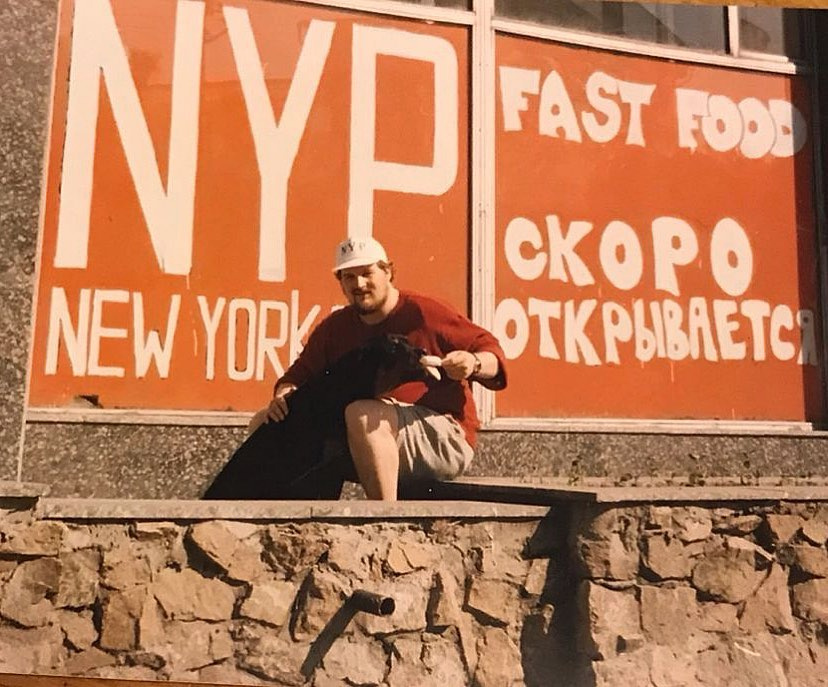 Эрик Шогрен у витрины будущего первого заведения сети New York Pizza Эрик Шогрен у витрины будущего первого заведения сети New York Pizza
