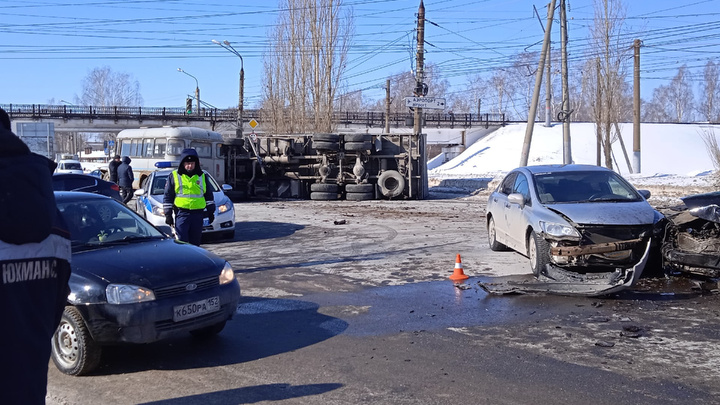 Фура на боку, разбитый автобус и помятые машины: массовая авария произошла в Автозаводском районе