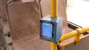 Рассчитаться наличными можно у водителя: в новосибирских автобусах начали ставить валидаторы