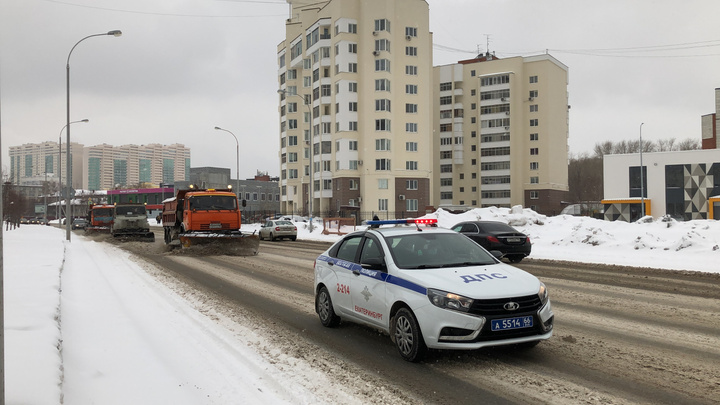 В Екатеринбурге сотрудники ГИБДД попросили водителей не мешать снегоуборочной технике