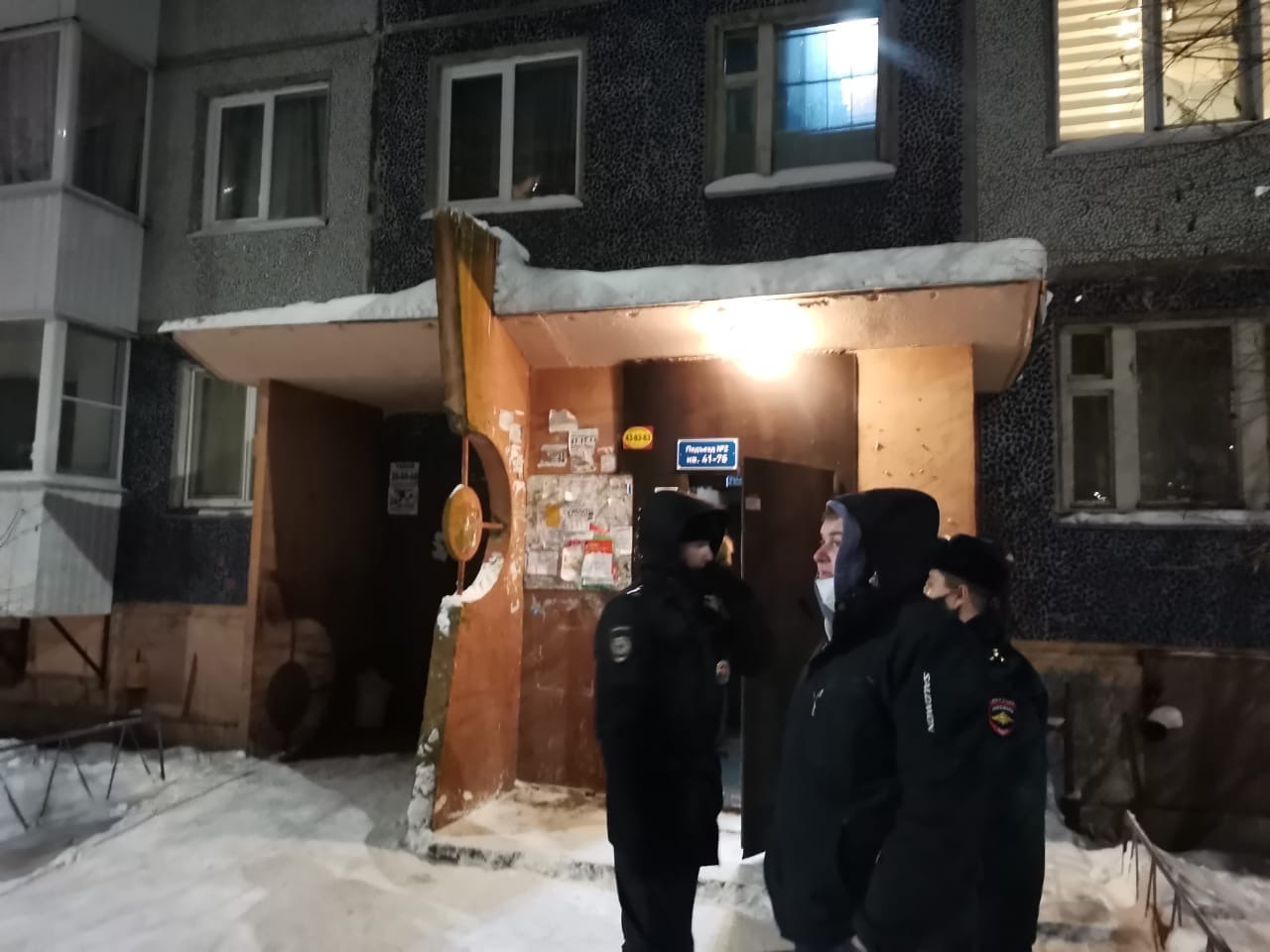 Эвакуировали из подъезда 49 человек Эвакуировали из подъезда 49 человек