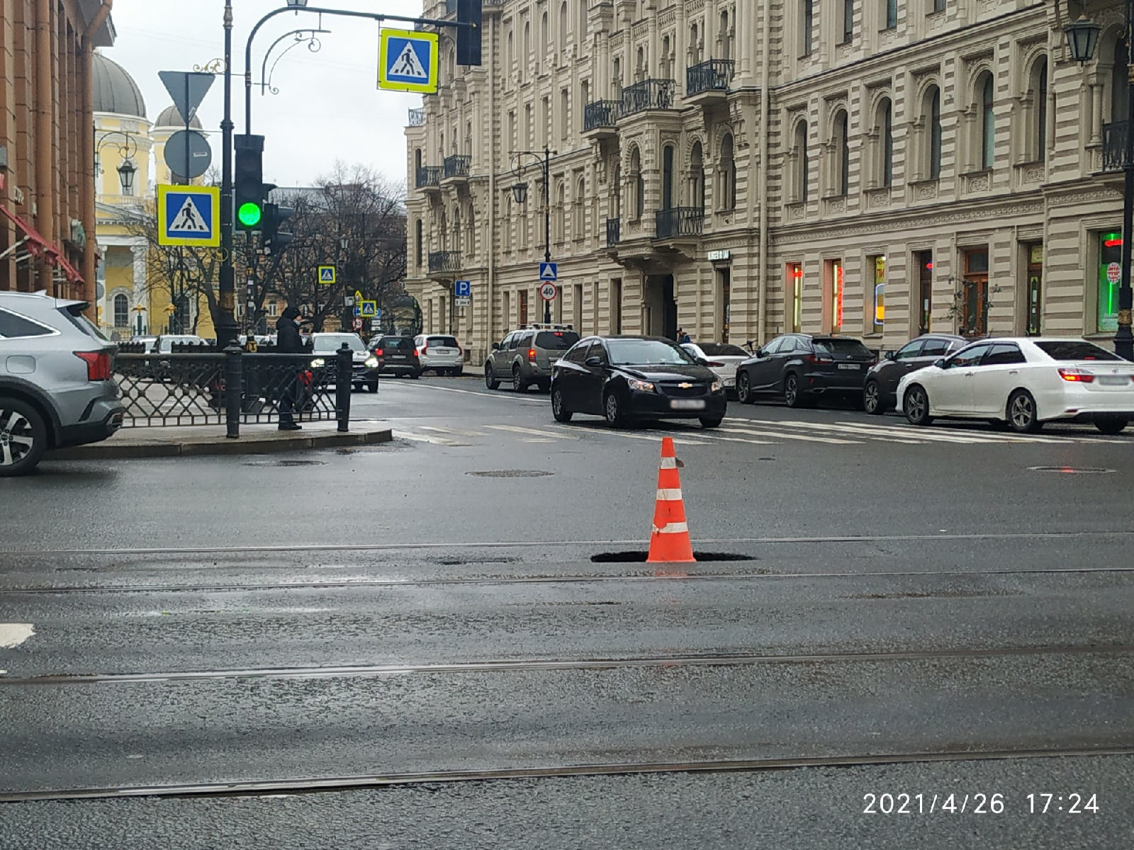 «Литейный шпиль». Опасную для колес яму в центре Петербурга обозначили ярко