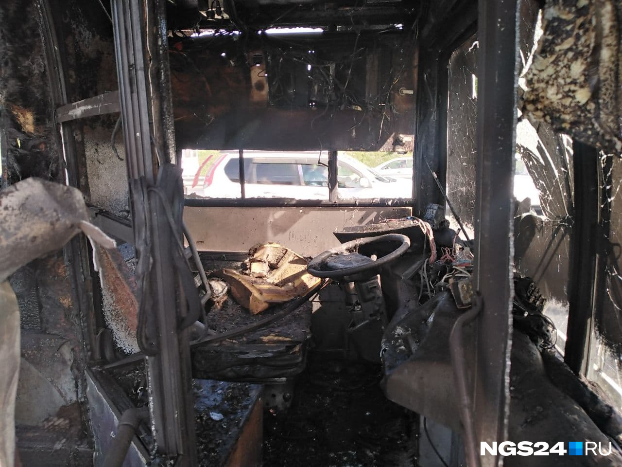 Водитель успел забрать документы и выбежать из горящего автобуса