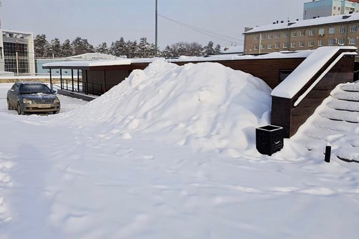 Бизнесмен почему-то опубликовал снимок с горой снега, павильон в кадр не попал