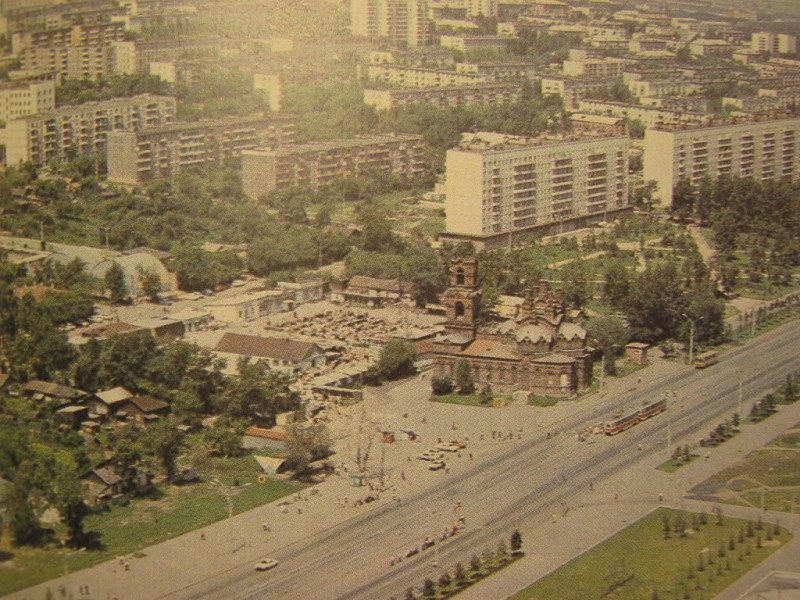 В 1980-х годах Зеленый базар располагался в основном за музеем. Смотрите, что было на месте дороги и ТК «Европа-Азия» В 1980-х годах Зеленый базар располагался в основном за музеем. Смотрите, что было на месте дороги и ТК «Европа-Азия»