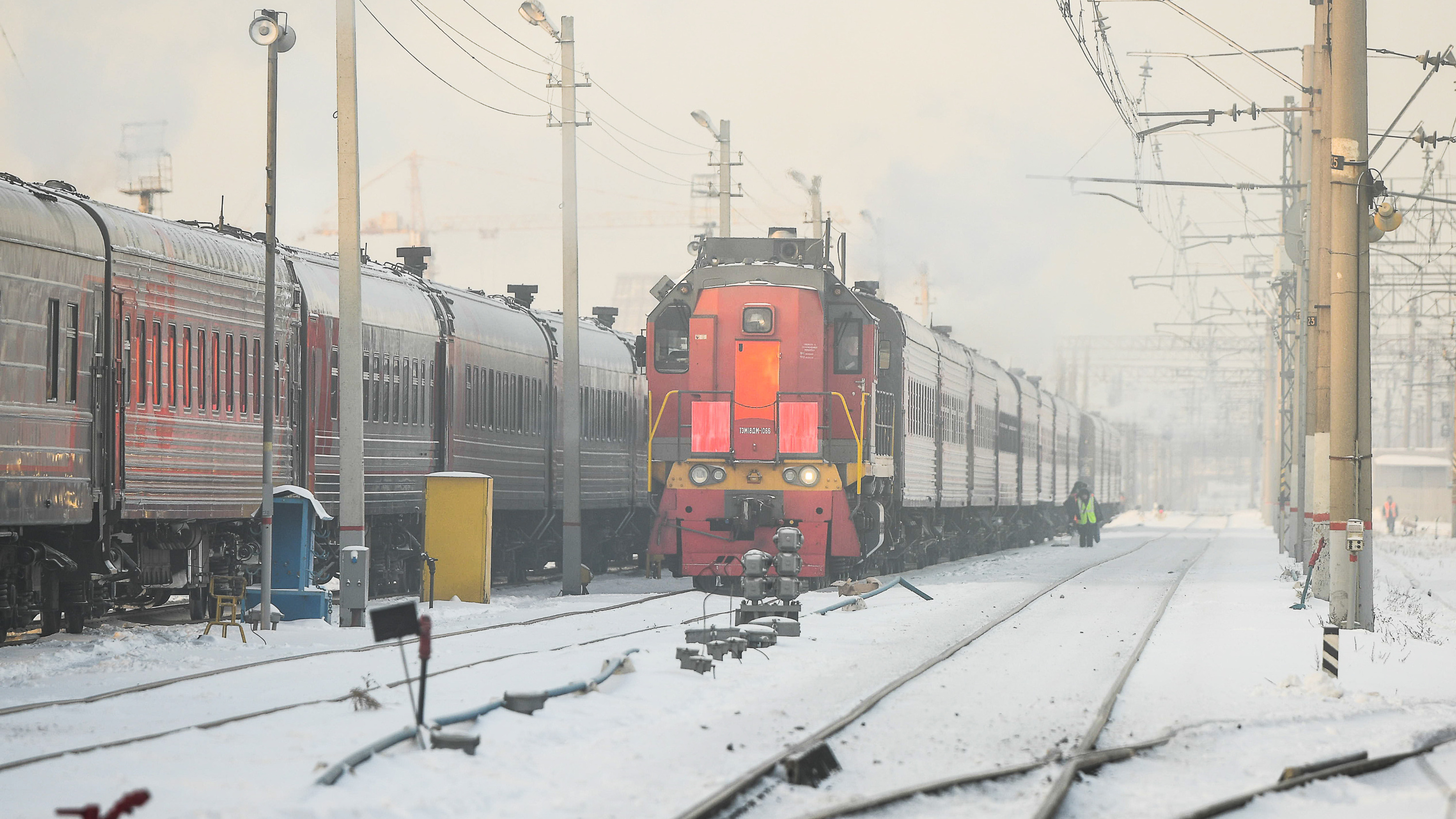 «Одежда вся в крови». Неадекватный мужчина, отбивавшийся ножом от демонов, напугал пассажиров поезда Абакан — Москва
