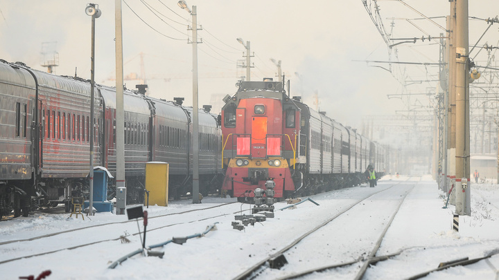 «Уснул за рулем»: в Екатеринбурге таксист устроил аварию на железнодорожном переезде и сбежал
