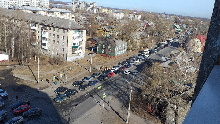 В Архангельске закрыли понтонный мост через Кузнечиху. В Соломбале началась пробка
