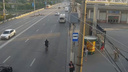 Велосипедист пошел на таран маршрутки в центре Волгограда. Видео попало на камеры наблюдения