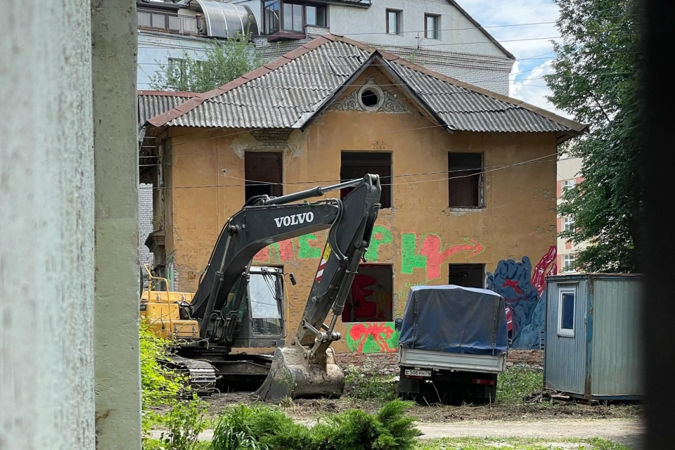 Одну из стен здания уже разрушили Одну из стен здания уже разрушили