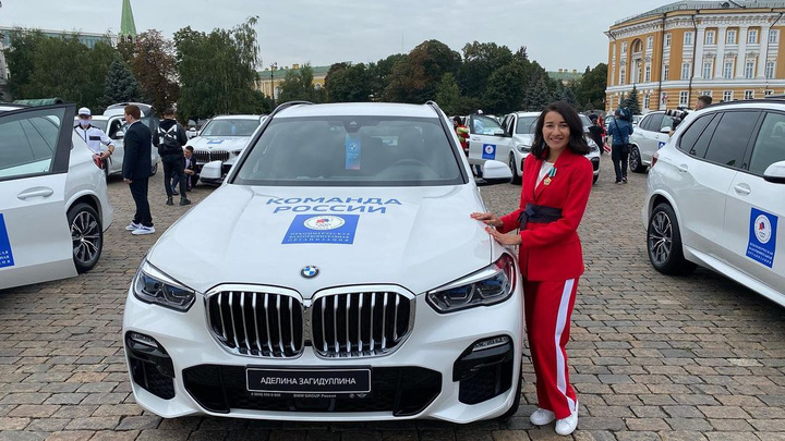 Иномарки для чемпионов: олимпийским призерам из Башкирии вручили ключи от новеньких BMW