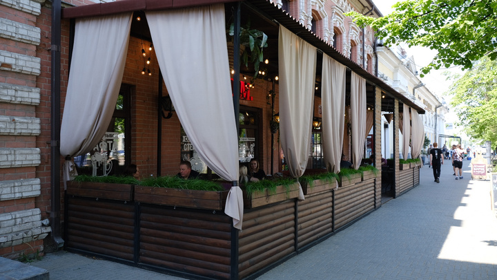 Челябинские рестораны и кафе открыли летние веранды. Мы составили список с телефонами и адресами