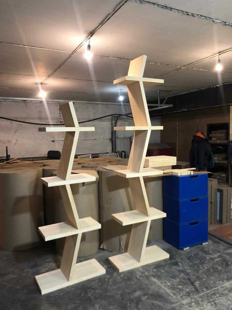Владелец мебельной студии рабочий день проводит в окружении изделий из дерева