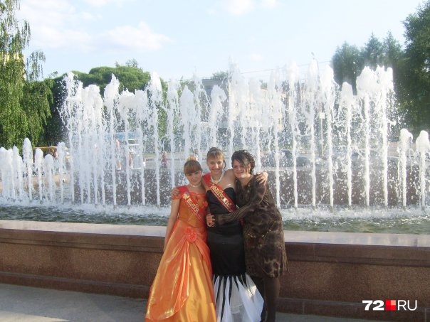 Такие платья по меркам 2007 года считались невероятно модными. Можете ли вы назвать их таковыми сейчас? Такие платья по меркам 2007 года считались невероятно модными. Можете ли вы назвать их таковыми сейчас?