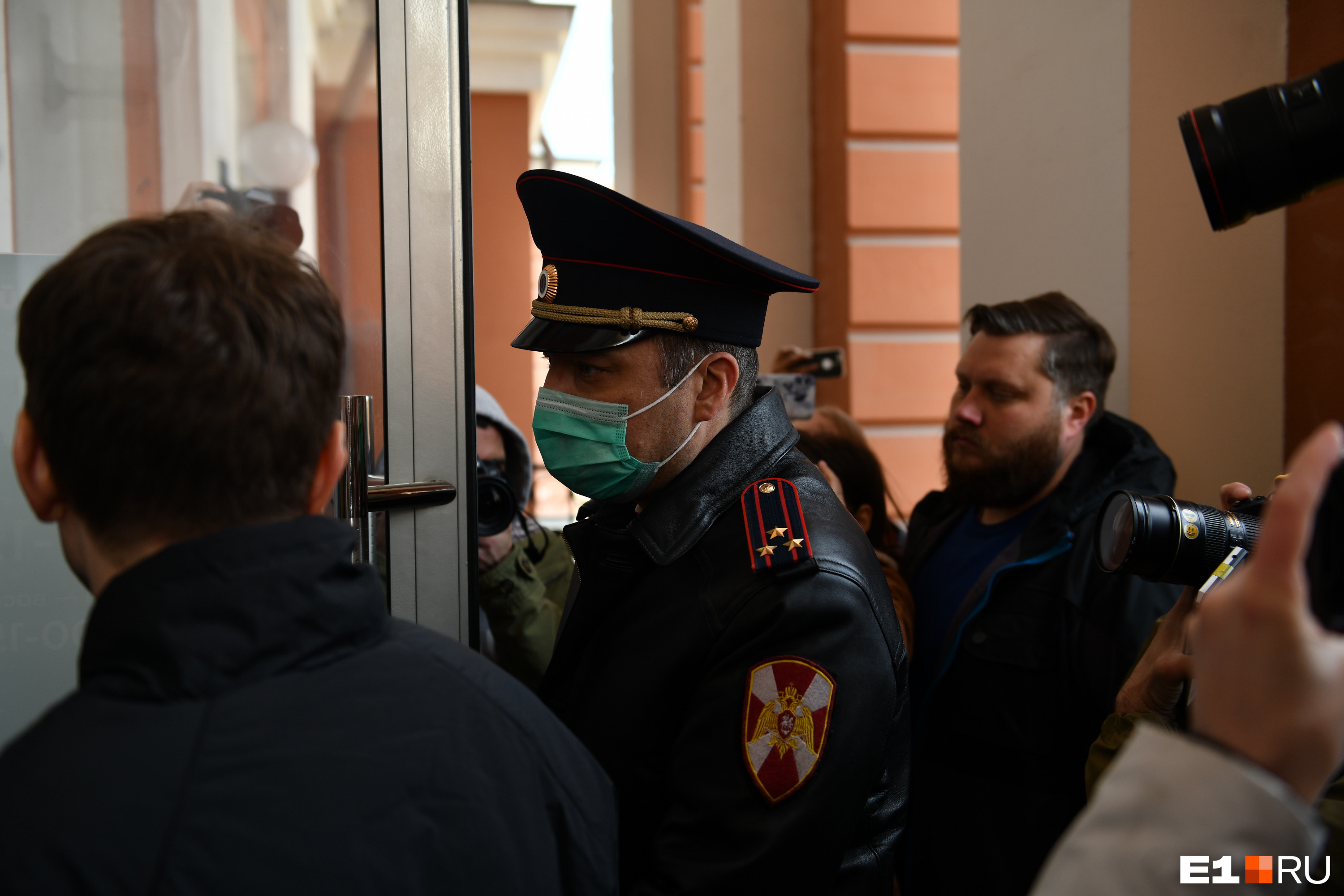 Минут на пятнадцать в банк заглянул даже полковник Росгвардии