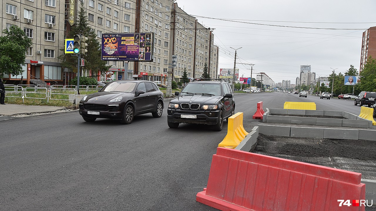 Центральную часть дороги, видимо, превратят в разделительную полосу с помощью разметки. Если оставить ее как есть, тупиковые ряды, упирающиеся в островки безопасности, будут конфликтовать с соседними рядами Центральную часть дороги, видимо, превратят в разделительную полосу с помощью разметки. Если оставить ее как есть, тупиковые ряды, упирающиеся в островки безопасности, будут конфликтовать с соседними рядами