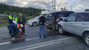 На трассе под Новосибирском лоб в лоб столкнулись две иномарки, пассажира зажало в салоне
