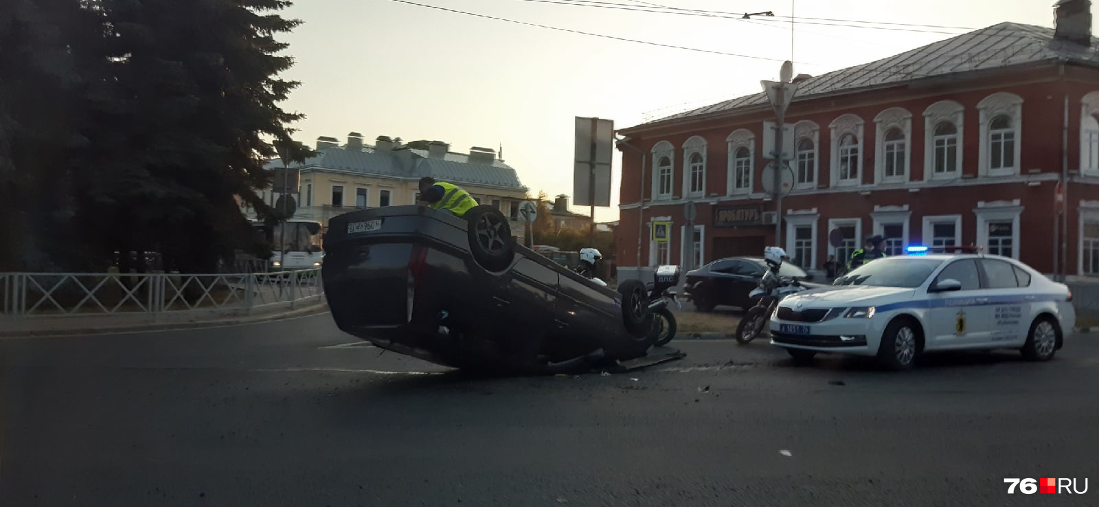 Перевернутая маршрутка. Тверь пл капошвара в 90е. Эвакуировали танк. Томилино перевёрнутая машина. Перевернули площадью.