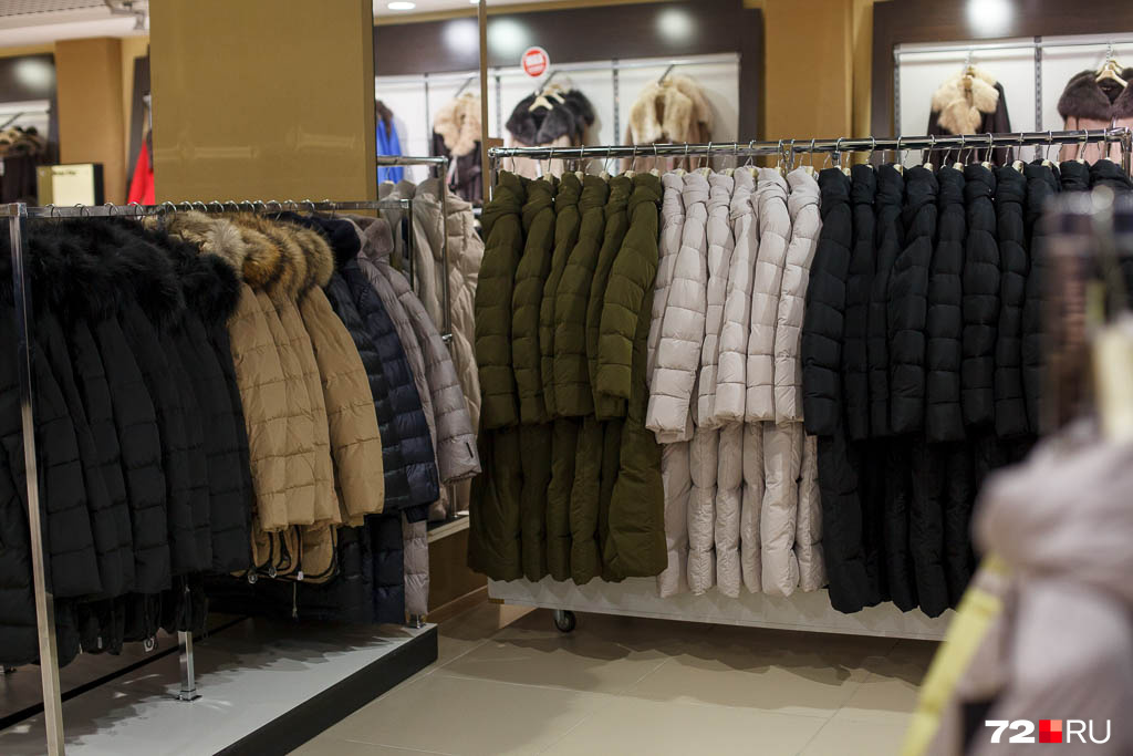 В розничных магазинах в сезон сложно найти зимний пуховик дешевле 10 тысяч рублей — для многих это большая сумма