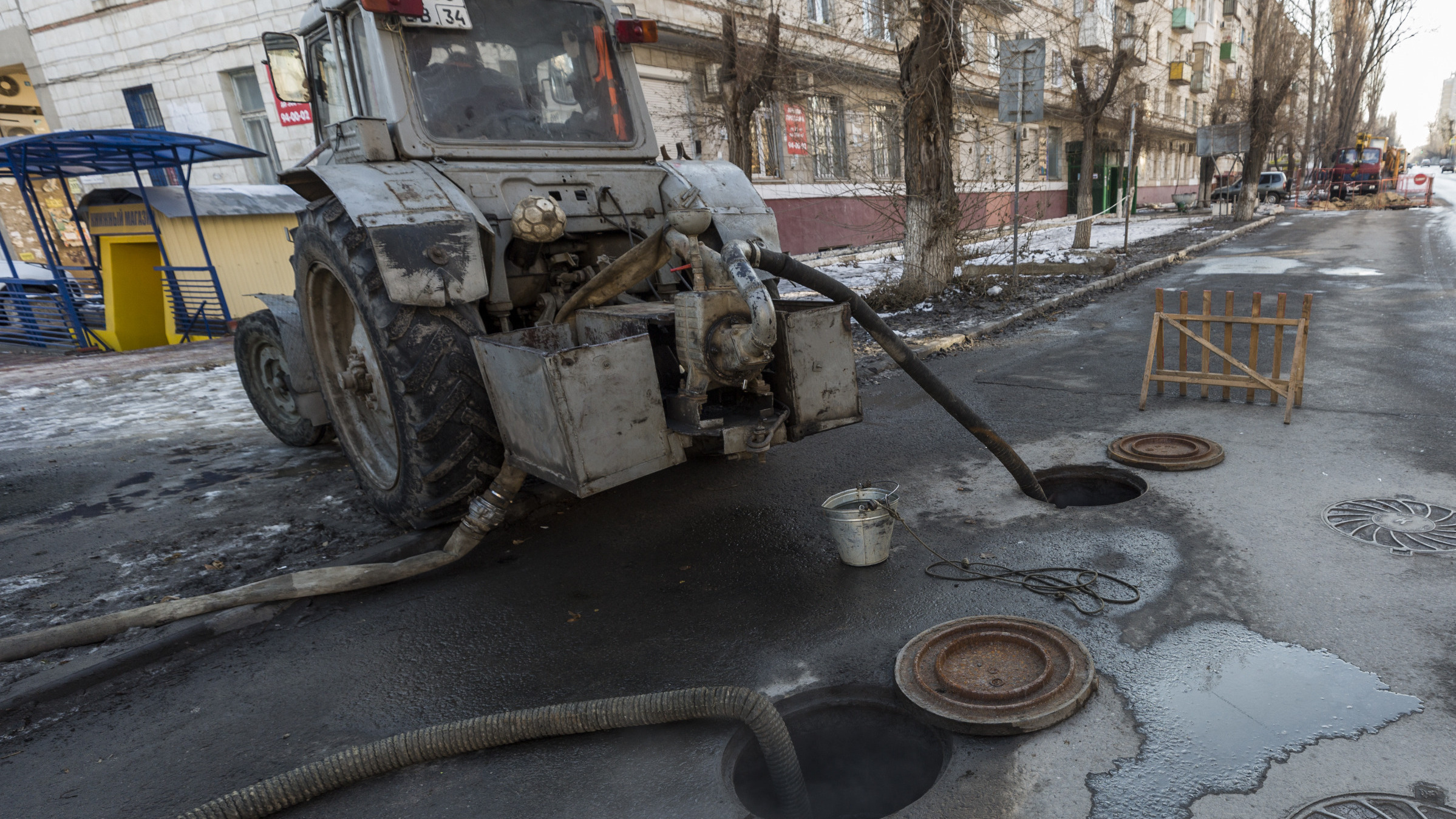 В Волгограде из-за промывки канализации затопило продовольственный магазин