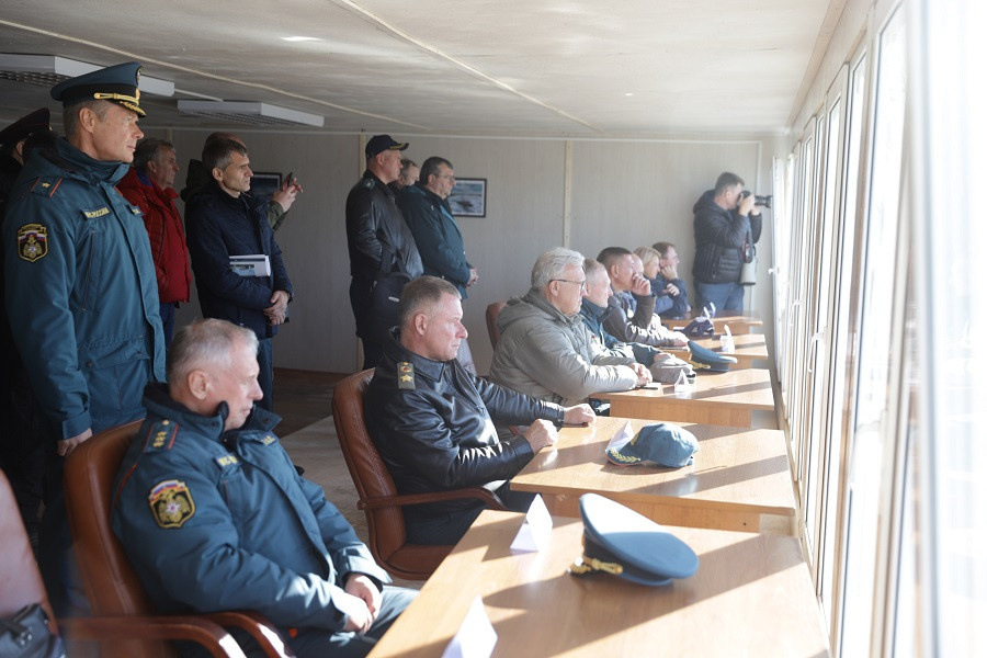 Вместе с Зиничевым на учениях присутствовал красноярский губернатор Вместе с Зиничевым на учениях присутствовал красноярский губернатор