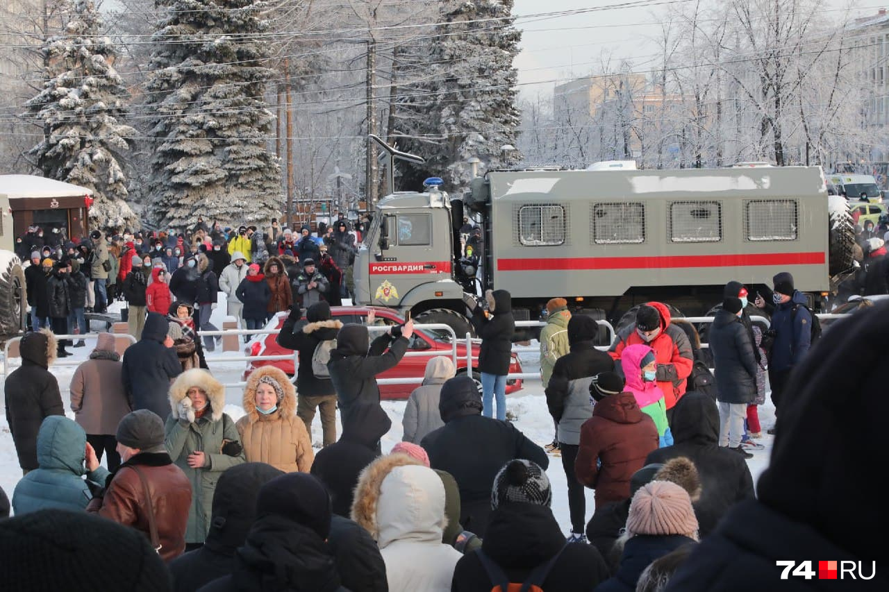 Площадь возле памятника Курчатову была конечной точкой шествия митингующих Площадь возле памятника Курчатову была конечной точкой шествия митингующих