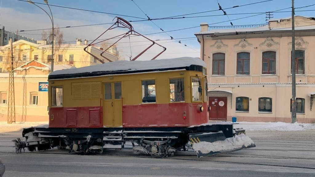 «Дед» из депо: как в Екатеринбурге древний трамвай чистит рельсы, хотя ему место в музее