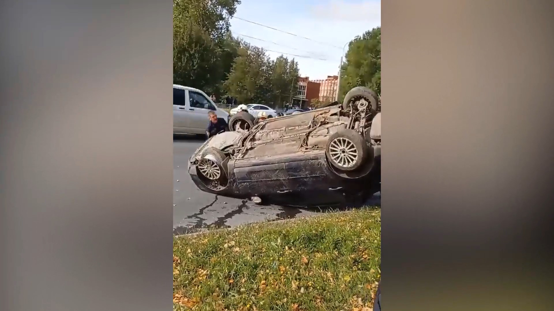 Лопнувшее колесо отправило Ford через трамвайные пути на Дальневосточном.  Он упал на крышу, чуть не долетев до столба - 20 сентября 2021 - ФОНТАНКА.ру