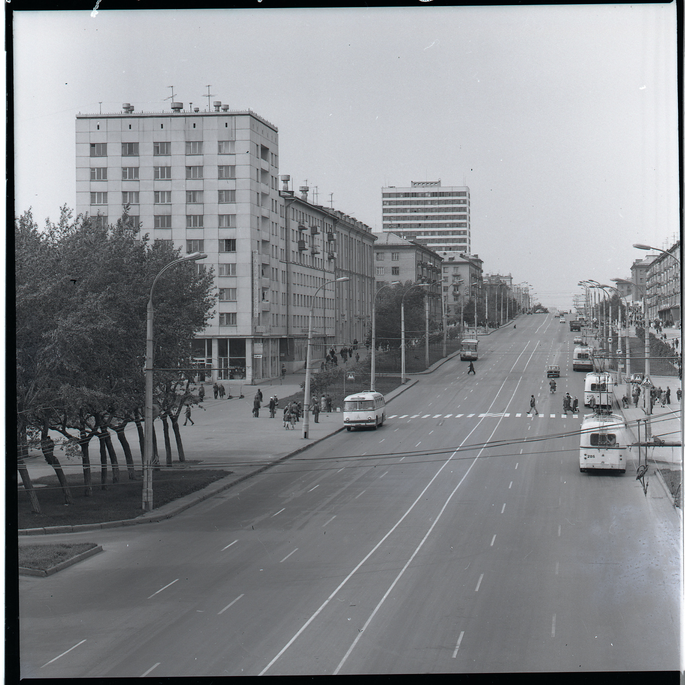 Снова проспект Ленина, уже 1976 год. Сейчас на этом участке проезжая часть значительно шире