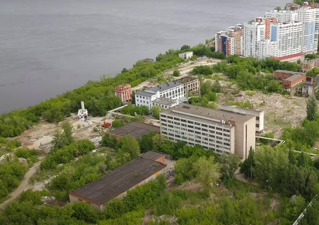 От предприятия осталось лишь несколько полуразрушенных корпусов От предприятия осталось лишь несколько полуразрушенных корпусов