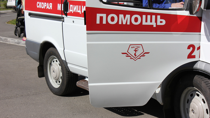 «Нанес несколько ударов кулаком в лицо»: в Челябинске пациент напал на девушку — фельдшера скорой помощи