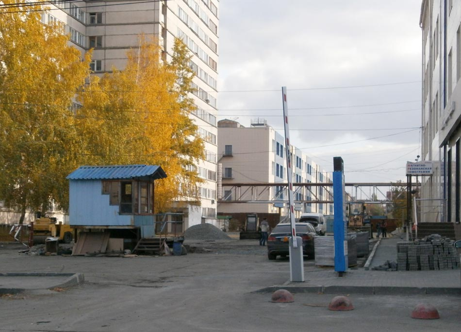 Долгое время место использовалось сначала под стихийную, а потом под платную парковку Долгое время место использовалось сначала под стихийную, а потом под платную парковку