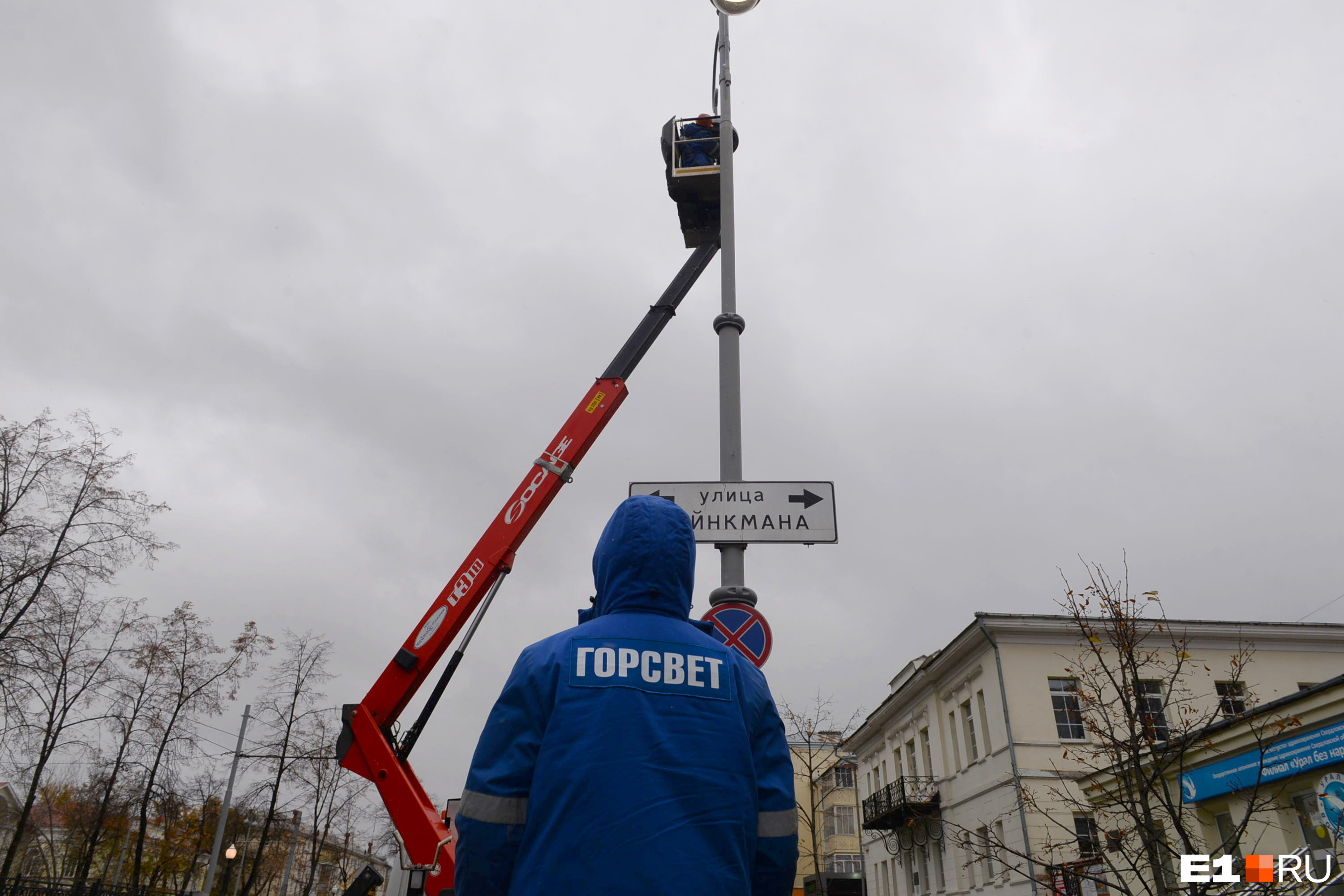 Как закрепить прожектор на бетонном столбе