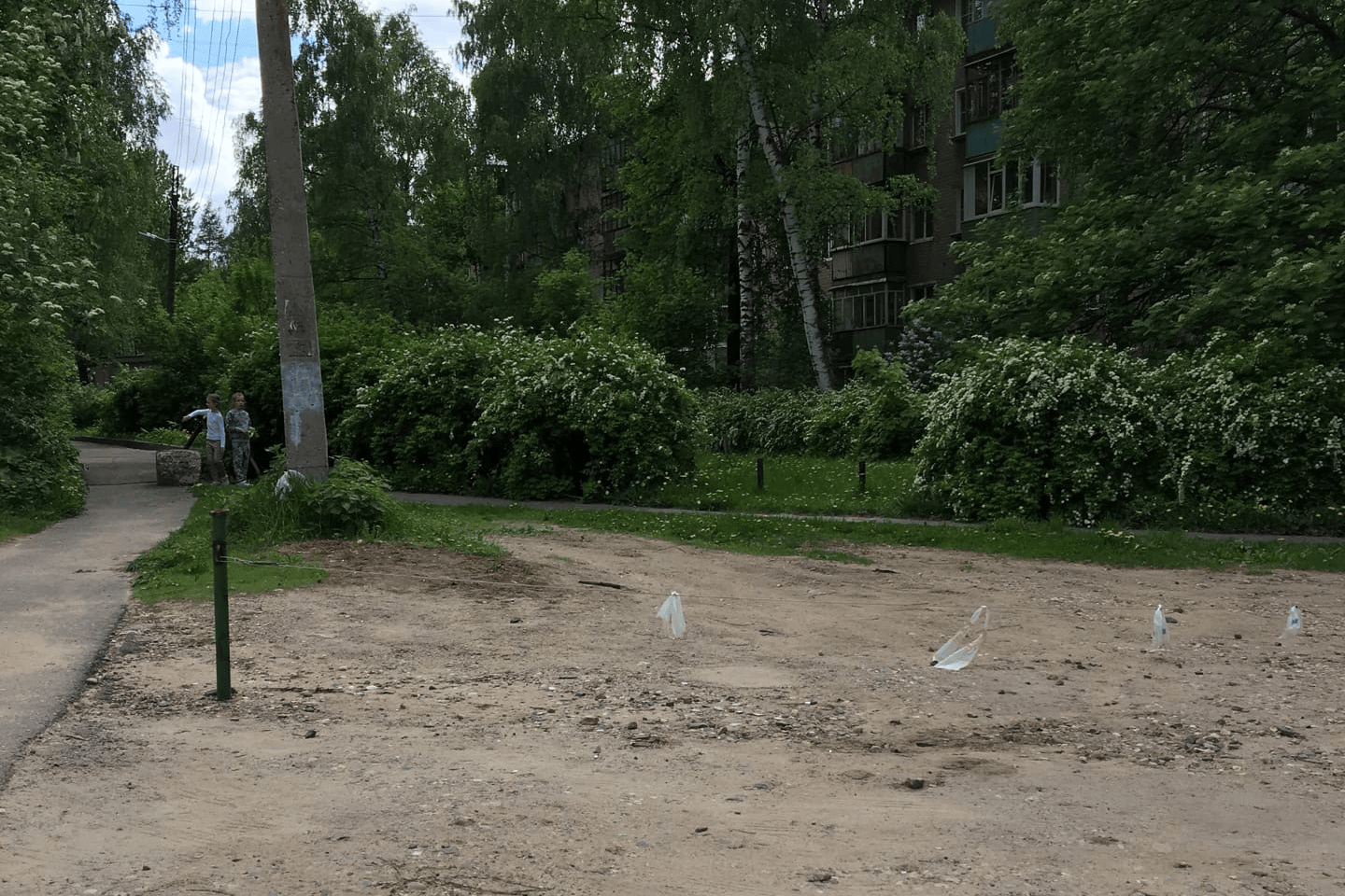 Вот такую проволоку натянули во дворе на улице Титова. Изначально на ней не было пакетов. Да и с ними плохо видно Вот такую проволоку натянули во дворе на улице Титова. Изначально на ней не было пакетов. Да и с ними плохо видно