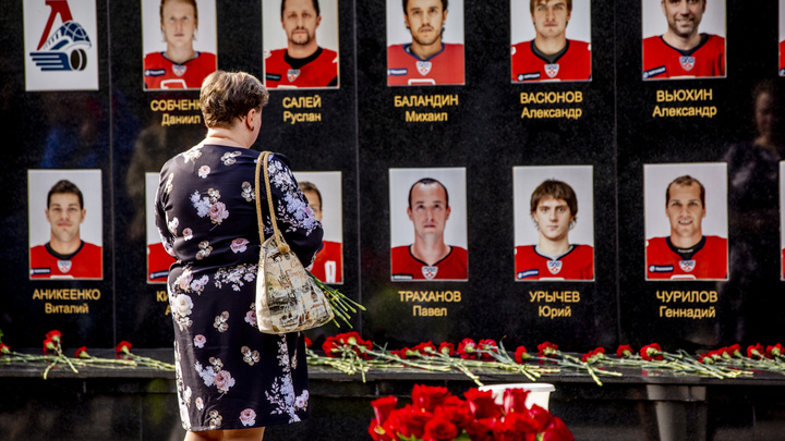 «У нас ночь в сердце»: родители погибших хоккеистов «Локомотива» рассказали, как живут спустя 10 лет после трагедии